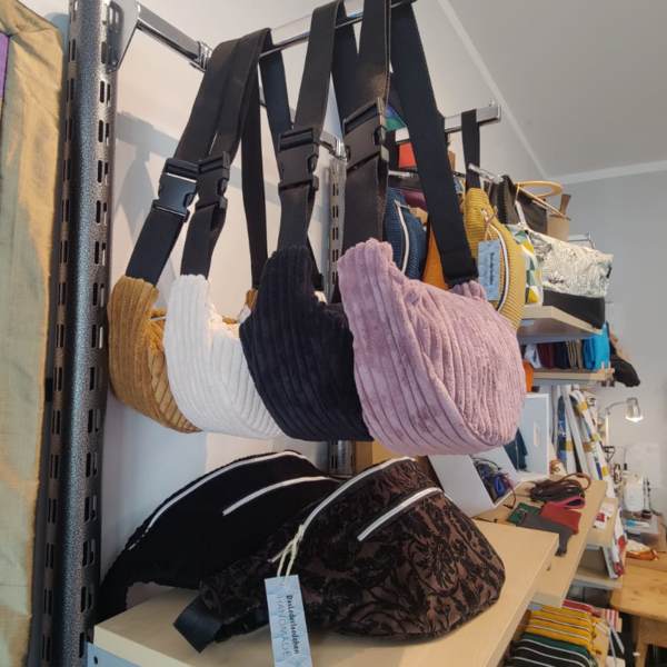 Moon Bags aus Breit Cord Stoffen Moon Bags aus Breit Cord Stoffen