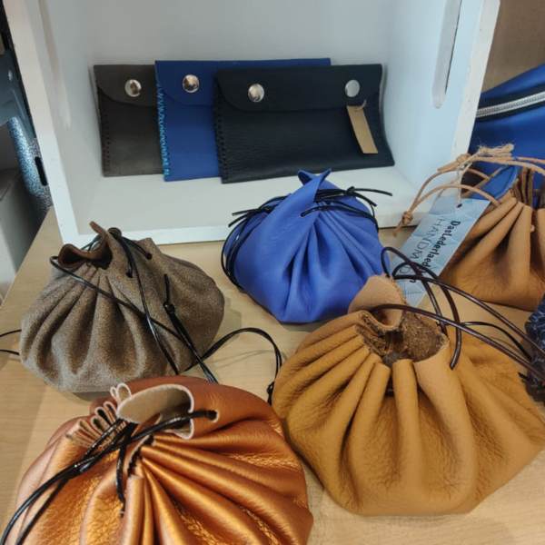 Pouches und Ausweis-Taschen Pouches und Ausweis-Taschen