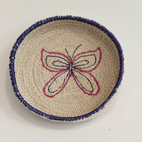 Ringschale mit Schmetterling bestickt