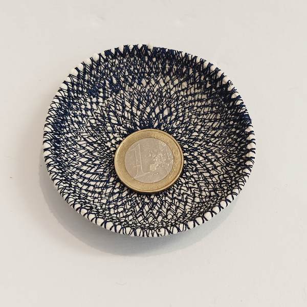 Ringschälchen aus Stickgarn im blau