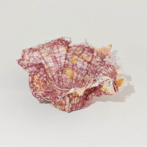 kleine Blumenskulptur aus Stoff